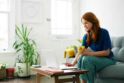 Pessoa em consulta de psicologia online por videochamada