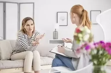 mulher em consulta de psicologia