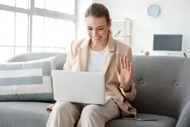 mulher fala com psicóloga online em videochamada