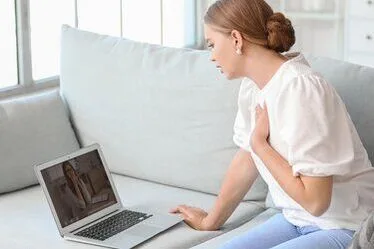 mulher em psicoterapia online frente ao computador 