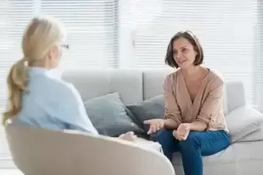 mulher em sessão de psicoterapia